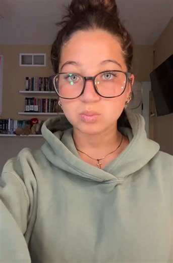 Summer Hoodie Looks: Comfy & Stylish Fit Guide