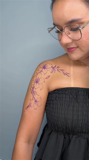 Tatuagem de lírios no ombro - ideias e inspiração