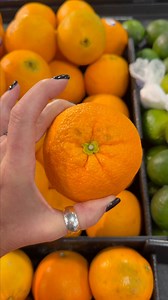 18K views · 67 reactions |  How to Pick the SWEETEST, JUICIEST Navel Oranges Every Time! ✨ Tired of buying oranges that look great but taste bland?  In this quick grocery store hack, I’ll show you exactly what to look for so you always grab the sweetest, juiciest navel oranges!  . 拾 #groceryshopping #fruit #hack | Trina Transfixed | Facebook
