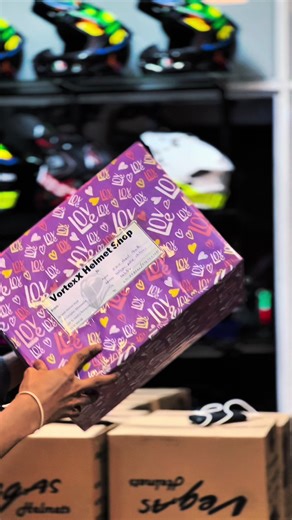 ආදරවන්තයින්ගෙ දිනය වෙනුවෙන් , අපෙන් සූදානම් වුන ලස්සනම ලස්සන Valentine Gift එකක් 🥹😍 • Vegas Black Shine Helmet • High Quality Gloves • Chocolate Box • Mini Love Gift Whatsapp :- 070 666 2333 #vortexxhelmetshop #valentinegift #srilankahelmetshop #foryoupage #fyppppppppppppppppppppppp