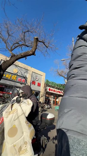 Ian Andersen on Instagram: "Lil experiment flying American flag in China. Questioned by police for two hours 🇺🇸🇨🇳 Fast facts: Downloadable packing checklist with hyperlinks in bio Key gear: tent, patch kit, cigs Total distance: ~11,000 miles (18,000 km) Total distance ridden: 10,502 miles (16,901 km) Currently in: Weifang, China"