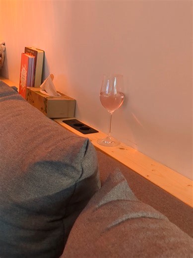 Wir haben im Wohnzimmer zu wenig Platz und zu wenig Steckdosen – also haben wir eine DIY Sofa Ablage aus Holz gebaut. Die Ablage befindet sich hinter dem Sofa und schafft Platz für Bücher, Handys, Gläser und Snacks. Das Highlight: eine integrierte Steckerleiste, mit der wir Smartphones, Tablets und andere Geräte direkt laden können. Eine platzsparende Wohnzimmer Lösung, die praktisch, funktional, super günstig und perfekt für kleine Räume ist. Wie findet ihr die Idee? #diy #sofaablage #wohnzimme