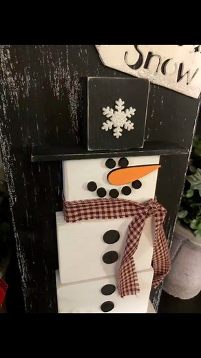 DIY snowman decor. 😍 I absolutely love this snowman I made last year! 🥰 #diycraftsideas #diychristmasdecor #SnowmanDecor #diycraftsideas #diyinspo | Rusty Roost Designs