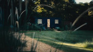 Hidden away in their own little corner of the grounds at THE PIG-at Combe, our five Stream Wagons are proper ‘switch-off’ territory and the perfect place to escape to this spring...🌿 Crafted by the experts at Plankbridge Shepherd's Huts, these wagons look out over a wild meadow and running stream, whilst being cocooned between rustling trees and the rolling Devonshire hills. Perfectly private, stylish and spacious, our Stream Wagons are designed using reclaimed timber and have a double bed, an 
