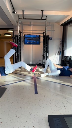 Rosenklinik Rapperswil on Instagram: "Hamstring Partner-Challenge 🙌🏼 Mit kleiner Zusatz-Übung wie ihr einen möglichen Krampf löst 😅 #Challenge #Rosenklinik #Partnerchallenge"