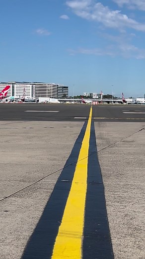 1.9M views · 27K reactions | Aircraft Marshalling.Port : SYD Airlines : Qantaslink Aircraft types : Dash Q8-400. #plane #Planes #aircraft #aviation #australia #pilotlife #airplane #sydney #airport #aviationlovers #aviation | Tarmacc | Facebook