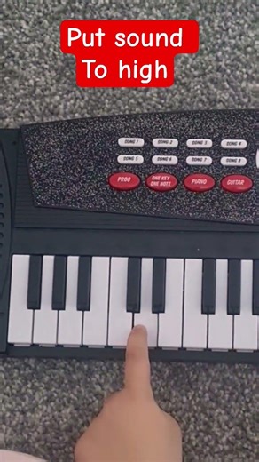 Playing Jingle Bell on keyboard 🔥 🎹