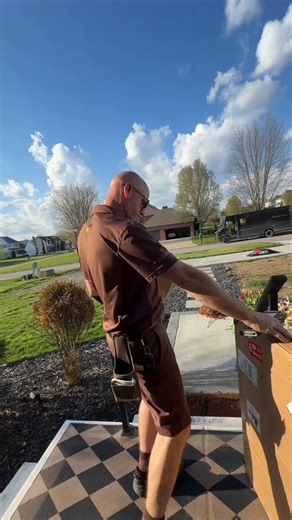 🚨 UPS DRIVER REFUSES DELIVERY OVER “TARIFF FEE” — DEMANDS A CHECK ON THE SPOTA woman tries to receive her package and gets hit with something she’s never heard before.No check = no delivery.• $63 “tariff fee” required at the door• Driver says he can’t take card, Apple Pay, or cash• Only option? Go to the bank and get a check• She gets 3 attempts before the package is gone“I don’t even use checks anymore.”Neither do most people.No warning.No notice during checkout.No explanation.A UPS driver ask