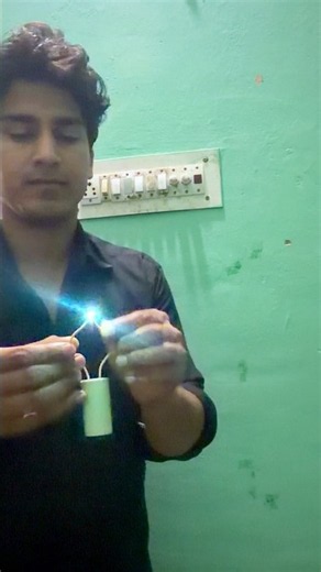 Capacitor = Electricity Bank? 🤯 #scienceshorts #education #experiment