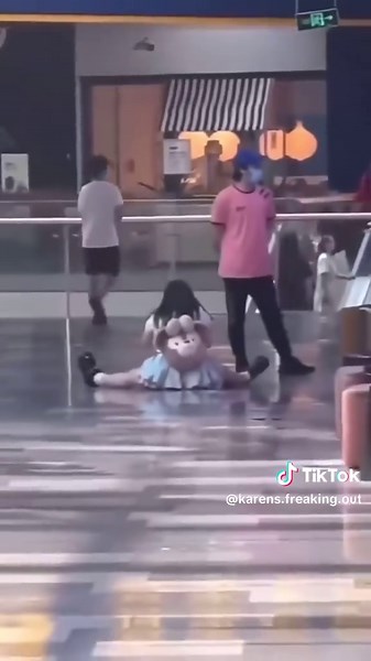 Grown Woman Throws Temper Tantrum in Public