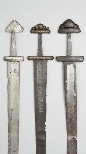 Of the thousands of Viking swords found in Norway, some are particularly intricate and well-preserved. Experience some of our finest swords in VÍKINGR at the Historical Museum. . Av de flere tusen vikingsverdene vi har, er noen spesielt dekorerte og bevarte. Opplev noen av våre flotteste sverd i utstillingen VÍKINGR i Historisk museum. #preservationmatters #VikingAge #vikings #vikingsword #museumfromhome #archeologylovers #historygeek #museumvisit #historiskmuseum #oslo 🎬 Tea Kristiansen | Hist