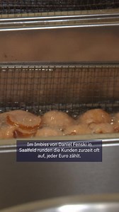 68K views · 987 reactions | „Eine Sauerei!“ – das sagen nicht nur unsere User zu dem Diebstahl der 650 Salatköpfe in Wickersdorf Ende Juni. Aber es gibt noch gute Menschen: Daniel Fenksi in Saalfeld spendet pro Speise oder Getränk 50 Cent. ❤ | MDR Thüringen | Facebook