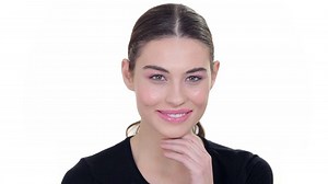 73K views · 880 reactions | Una sombra de ojos, tres usos. O cómo crear un look con un solo producto (y en muy poco tiempo). | Vogue España | Facebook