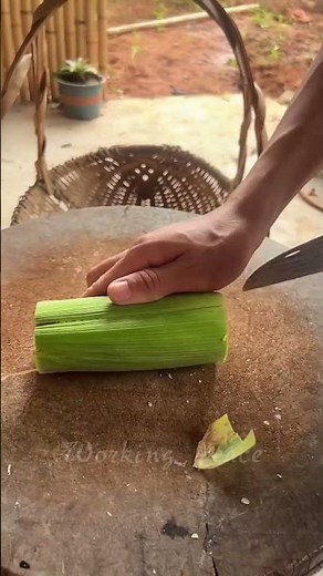 包丁でトウモロコシの皮をむく