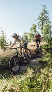 Don’t let anything stop you. Welcome to the single trail. 130 mm travel at the front make the Ground Control a real trail bike and give you more options to let off steam. Together with the long reach, the 65° flat head angle brings even more downhill genes to the Ground Control – without losing the perfect balance between control, comfort and efficiency. With the new Ground Control you are always in for long days in the saddle and exciting adventures. Discover now 👉🏻Link in bio. . . . 📷 @toni