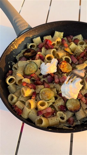 #pubblicità Pasta con crema di zucchine, pancetta affumicata croccante e stracciatella 🤍 Una ricetta semplicissima ma super cremosa! Per prepararla ho usato la padella e la pentola della linea Gray di Tognana, perfette per una cottura uniforme e davvero bellissime anche da portare in tavola. ✨ Ingredienti (2-3 persone): ⭐️ 250 g di pasta ⭐️ 2 zucchine grandi ⭐️ 150 g di pancetta affumicata ⭐️ 200 g di stracciatella (100 g per la crema 100 g per guarnire) ⭐️ Sale q.b. Procedimento: 1. Taglia la 