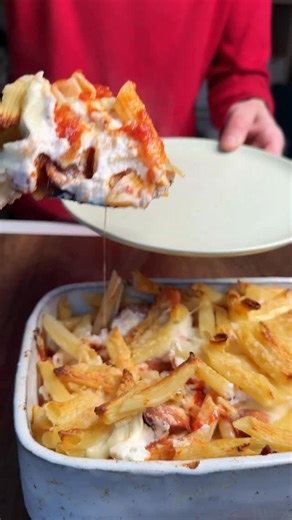 Ziti s paprikovou klobásou - recept od Alexe „Tohle je moje srdcovka, když chci někoho opravdu příjemně překvapit — a ideální, když potřebuju nakrmit celou rodinu. Upečete jednou, jíte dva dny.“ – Alex, zakladatel Guláše Ingredience (6–8 porcí): ziti/penne (500 g), papriková klobása, passata (1 l), cibule (1), česnek (3), ricotta (400 g), mozzarella (300 g), parmazán (100 g), oregano, sůl/pepř. ☝️ Uložte si recept a mějte ho vždy po ruce! 🍝 Legenda ze seriálů, co vždycky „udělá dojem“. Ideální 
