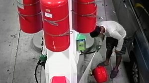 Un homme essaye de mettre le feu à une station d'essence