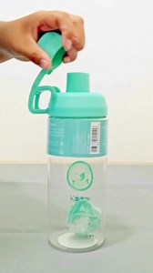 1.2K views | ¡Botella Shaker! 600 ml calidad Keep. Con bola revolvedora en su interior para una mezcla sin grumos, ideal tus batidos . Para una respuesta más rápida, realiza tus pedidos o consultas a través de nuestro WhatsApp en el número 387-5975407. San Martín 824 Florida 389 Ituzaingó 487 | Sabra Bazar | Facebook