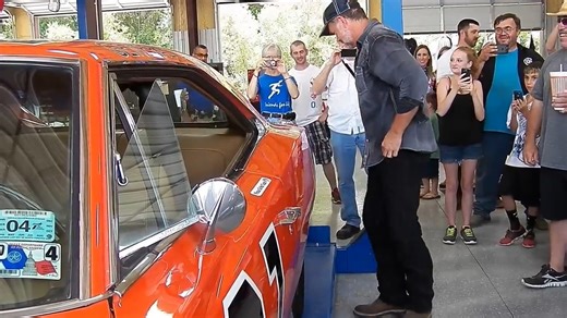 John Schneider aka Bo Duke jumping into the General Lee | Daisy Duke Fan Club