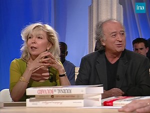 « Vous le draguez là ? » Invité de Thierry Ardisson, Paul Dewandre, auteur de La Parabole du barrage et traducteur du célèbre livre Les Hommes viennent de Mars, les Femmes de Vénus de John Gray, revient sur ses réflexions sur les relations de couple. Il présente son ouvrage Mars et Vénus en amour et partage ses conseils pour raviver la libido des couples lors de ses ateliers du week-end. > Tout Le Monde En Parle | France 2 | 05/06/1999 #INA #Arditube #Ardisson | INA Arditube