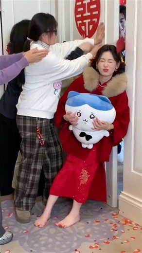 The groom is trying to pick up the bride.#wedding #weddingdress #happy