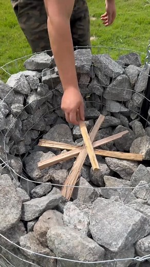 Built this adjustable BBQ pit with stone and wire. Strong, simple, efficient. | Survival Nature Tips