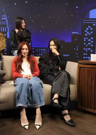 “Jub monkey”💖: 😘🐵💚: Jiak jiak jiak💖: Hey, you do it, make the sound.💚: But you did it first.💖: Ok then, you show me.💚: Alright… 😘??? What is that supposed to be?💖: monkey 🐵💚💖: 🐵🐵#KatanyuTonightxGirlRulesSeries