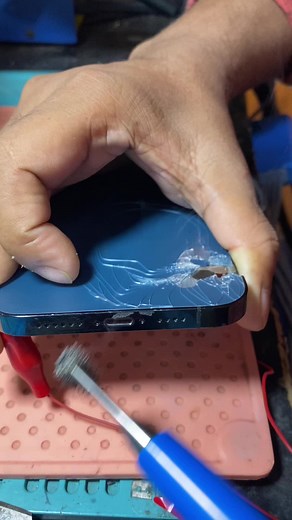 Smartphone Repair Tips: Disassembling a Cracked Phone