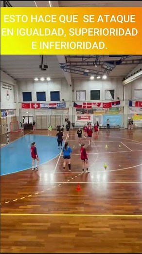 JUEGOS DE BALONMANO: 10 pases + girar conos.