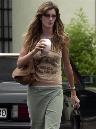 Gisele Bündchen at The Coffee Bean in 2003
