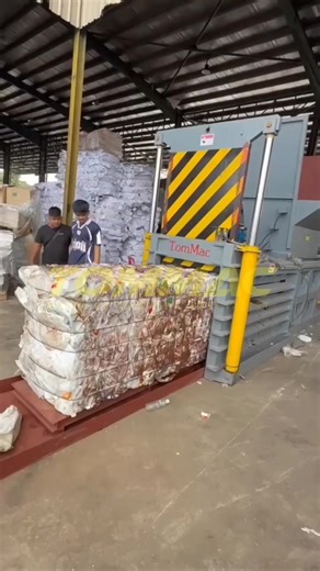 ♻️ TOMMAC HBM Horizontal Baler｜Multi-Material, High-Efficiency Baling! The TOMMAC HBM baler is specially designed for recycling plants and industrial use. It combines automatic feeding, smart compression, and precise baling — all in one powerful machine! 📦 Cardboard, 🛍 plastic, 🧴 PET bottles, 🥫 aluminum cans? No problem — one machine handles it all! ⚙️ Equipped with an intelligent PLC control system, it offers fully automated operation, adjustable bale size and pressure, making processing mo