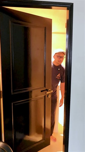 How does Tadelakt fare in the bathroom after a year? Here we made a quick visit for some repair work and took the opportunity to make a quick review of our pilot project in Tadelakt. Floor walls and ceilings in Tadelakt. With its self healing ability, we are not surprised that the bathroom still look almost brand new even after a year. Some minor cracks and thats about it. Super pleased with the turnout. Here are some fun facts about Tadelakt - it gets harder over time from the carbonation proce