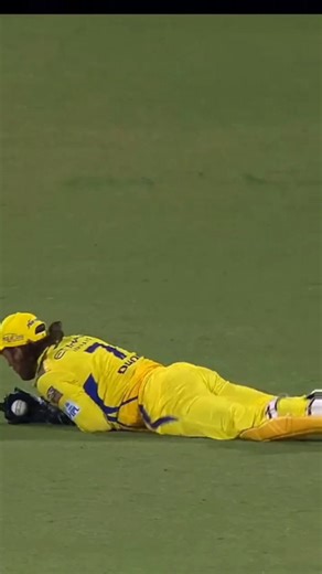 Dhoni Thala flying catch 🫴 #cricket #iplchampions #iplhighlight #ipl #rcbpavilion #cricketlover