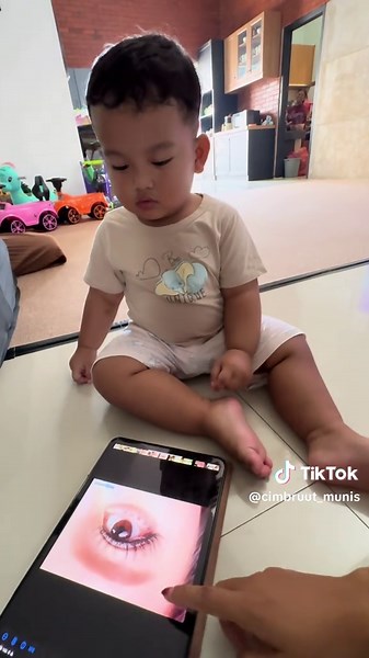 Masyaallah belum 2th udah pinter bgt , sehat & bahagia selalu anak