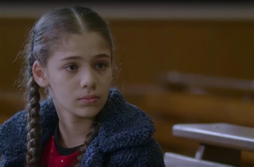 Elif 1155, 1156 streszczenie: Hümeyra, Levent i Melek udają się do kawiarni, by zdemaskować Kiymet. Okazuje się, że kobieta wynajęła aktora, żeby odegrał rolę jej syna