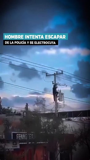 SDPnoticias on Instagram: "⚡ Hombre se electrocuta al huir de la policía en Juárez Un hombre resultó gravemente herido tras intentar escapar de policías y escalar un poste de luz en la colonia Villas de San Juan, en el municipio de Juárez. Al tocar cables de alta tensión, recibió una fuerte descarga eléctrica que provocó que se incendiara y cayera sobre una patrulla. El momento fue grabado por vecinos y difundido en redes sociales. Pese a la gravedad, el hombre sobrevivió y fue trasladado al Hos