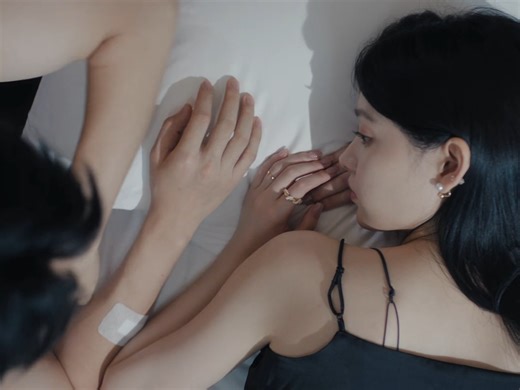 💞Husband is helping his wife apply medicine 📺Drama：Return of the Queen 😍Welcome to my channel!🙌 #以她之名 #ReturnoftheQueen | C-drama guide