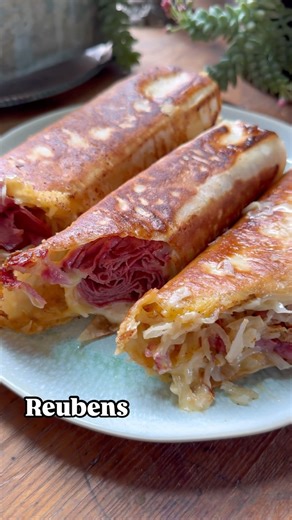 Kristy Hawk on Instagram: "Happy St Patrick’s Day! It’s a good day to try out my viral Reubens! ☘️ I have been making these low carb Reubens for years and they’re definitely a family favorite! If you don’t want to use corned beef, they’re also delicious with Turkey. 🙌🏼😋 This recipe calls for my Sugar Free Thousand Island Dressing which can also be found in my cookbooks. ❤️ www.Kristysketolifestyle.com RECIPE - Makes 6 INGREDIENTS: 3 Cutdacarb flatbreads 1 lb corned beef, chipped 6 Tbsp sugar