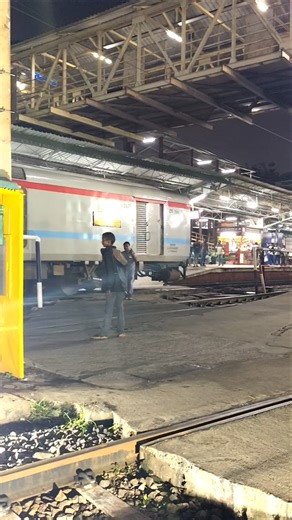 Empty rake reversing to the platform 🙂 #rake #reversing #railway #station #ytshorts #shyam_hembram