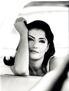 Candan Ercetin -   Paroles de « Yüksek Yüksek Tepelere »