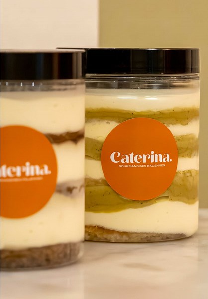 On te montre comment naissent nos tiramisù 👀 Café à la moka ou fleur d’oranger. Biscuits imbibés, mascarpone onctueux. Crème de pistache ou cacao léger. Trois étages de pure gourmandise 😌 Et maintenant, à toi de choisir… 💬 Classique ou pistache ? 📍 Chez Caterina – 34 rue du Cancera, Bordeaux Con affetto 🧡 #foodtok #tiramisu #tiramisù #bordeauxfood #patisserieitalienne