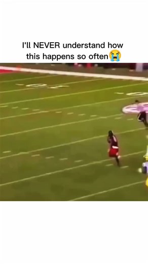 NFL VISIONARY on Instagram: "De’Anthony Thomas was pure speed wrapped in confidence, a player who felt like a cheat code every time he touched the ball. Emerging at Oregon, Thomas turned the Ducks’ tempo into a nightmare for defenses with instant acceleration and game breaking explosiveness. Known for flipping momentum in seconds, he could score from anywhere on the field and made angles disappear once he hit open space. Every touch carried electricity and urgency. Beyond stats, De’Anthony Thoma