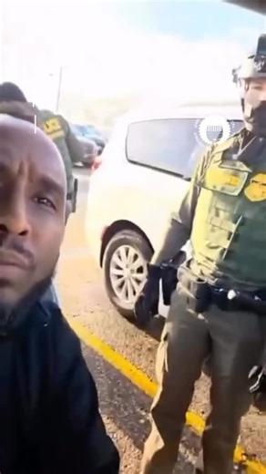 AFROCOLECTIVA on Instagram: "Ahmed, conductor de Uber en el aeropuerto de Minneapolis–St. Paul, denuncia en este vídeo cómo fue detenido por agentes de ICE (Inmigración y Control de Aduanas) para un supuesto “control aleatorio de identidad”. Le preguntan: “¿Eres ciudadano estadounidense?” ICE, una entidad racista, colonial y heredera directa de la lógica de control imperial, cuyo objetivo es vigilar, intimidar y criminalizar cuerpos racializados, no controla fronteras, controla personas. Ahmed l