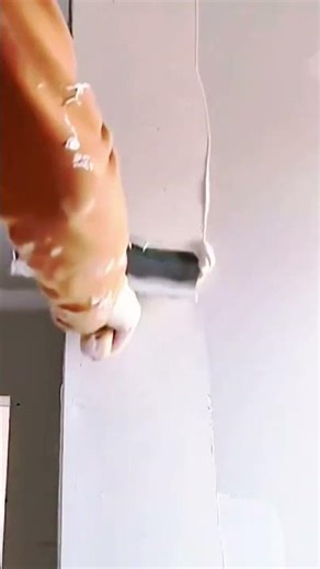 the process of plastering the wall using white cement is very neat