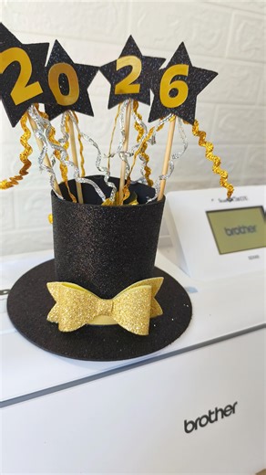 Brother Brasil on Instagram: "✨ Hoje eu vou criar uma peça do zero recortando EVA com glitter a ScanNCut SDX85 e vou mostrar para vocês como usar a esteira de digitalizar, que facilita muito no processo de transferir o molde para máquina! 💙 Me conta ! Você já sabia dessa facilidade com essa esteira ? ✨😊 #scanncut #scanncutsdx #sdx85 #evaglitter #anonovo #2026"