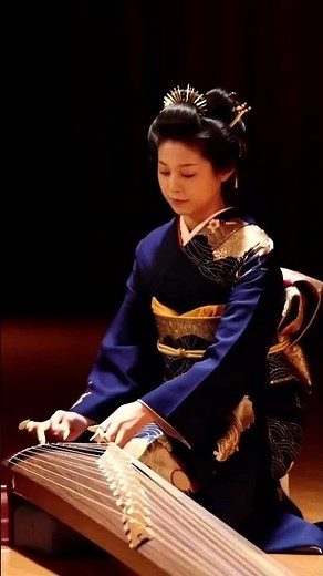 静かな舞台に流れる琴の音は言葉では伝えきれない景色を描いてくれる。長い時間を越えて受け継がれた美しさに心が静かに満たされる。#琴 #和楽器 #日本文化 #伝統芸能 #心に響く音