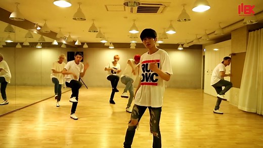 SChorégraphie de danseurs pro avec des chaussures à roues Heelys