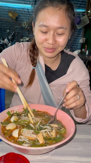 Eating noodles at my cousins restaurant #highlight | Paw Ler