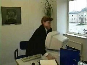 Mann schmeißt sein Computer aus dem Fenster